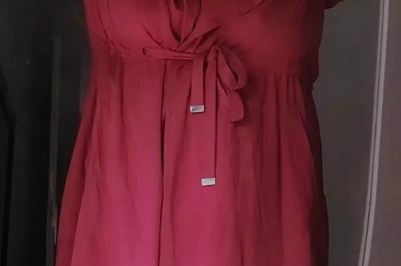 Lili est nue sous un impair rose. Elle porte son collier de chienne et ses entraves