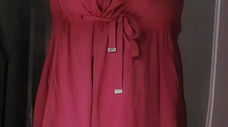 Lili est nue sous un impair rose. Elle porte son collier de chienne et ses entraves