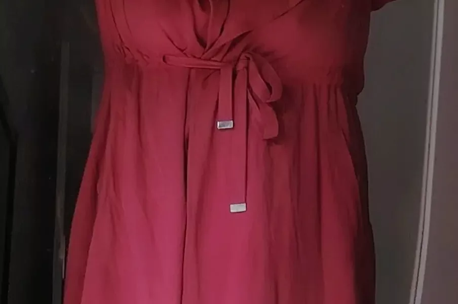 Lili est nue sous un impair rose. Elle porte son collier de chienne et ses entraves